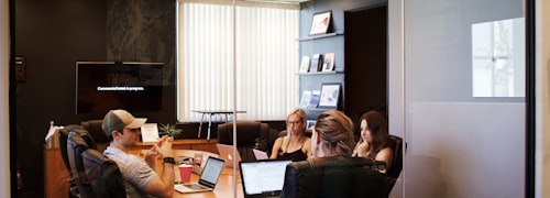 球迷社区互动广场中众多球迷热烈讨论的场景